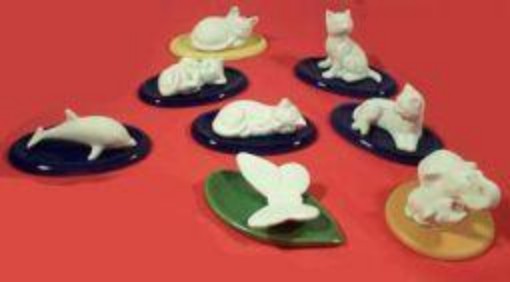 afbeelding van Poes zittend met onderlegger